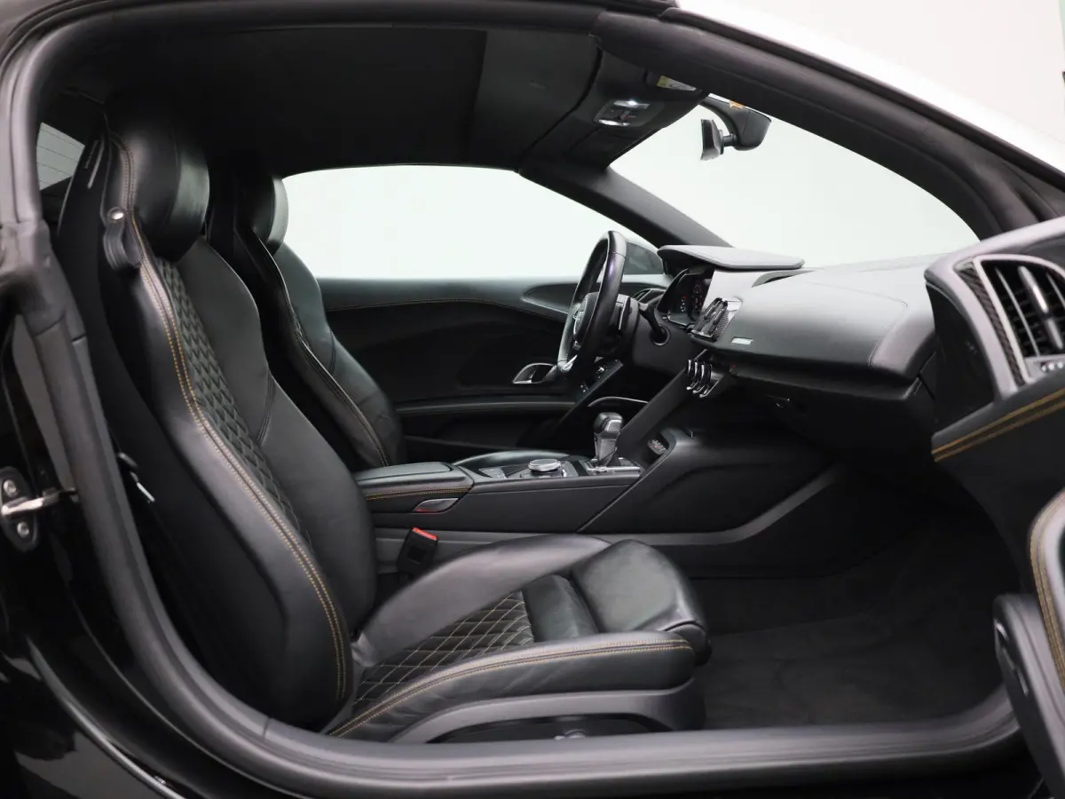 5.2 FSI quattro 540 PK l Keramische remmen l Carbon interieur/exterieur l Bang & Olufsen Sound System l Uitlaatsysteem (met sound engineering) l Elektrisch bedienbare voorstoelen l Achteruit