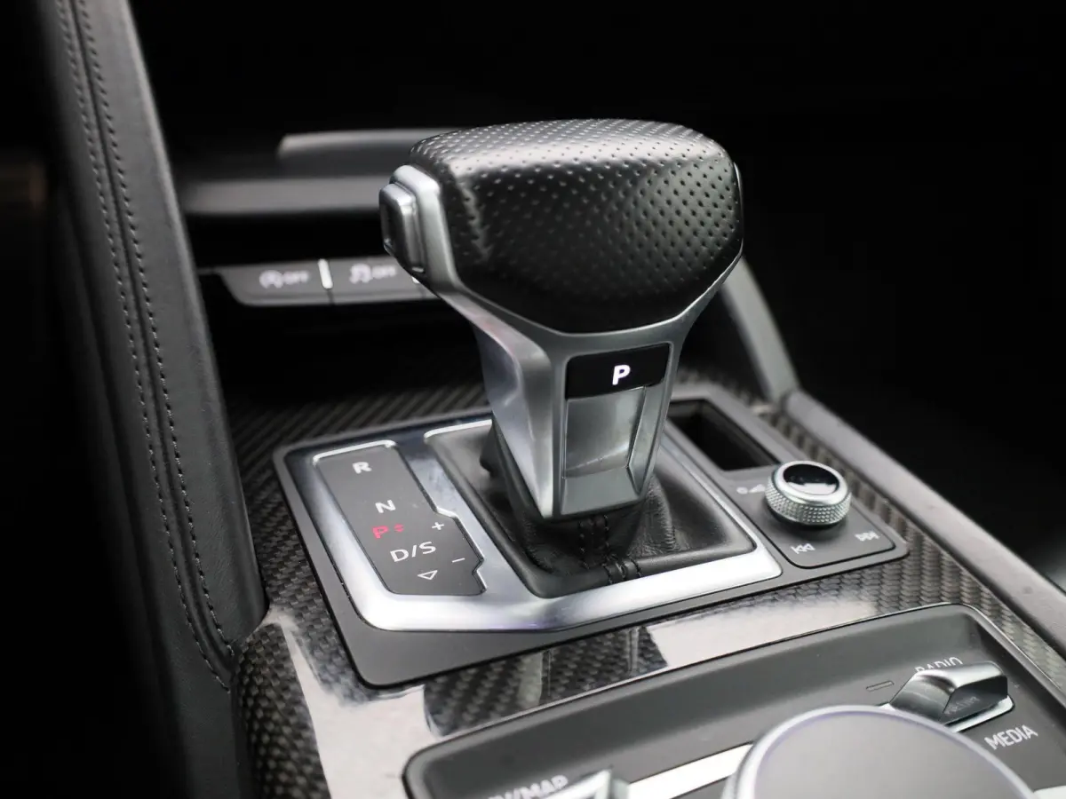 5.2 FSI quattro 540 PK l Keramische remmen l Carbon interieur/exterieur l Bang & Olufsen Sound System l Uitlaatsysteem (met sound engineering) l Elektrisch bedienbare voorstoelen l Achteruit