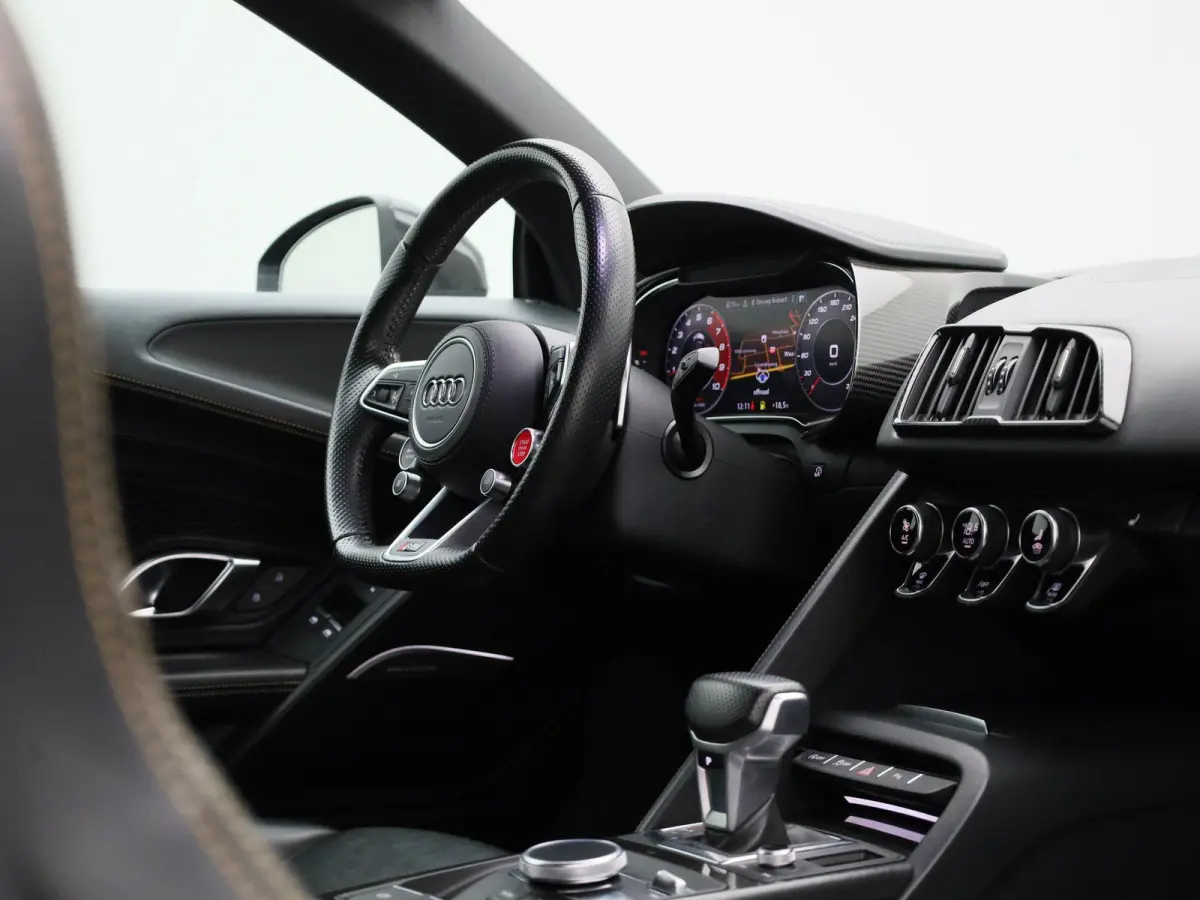 5.2 FSI quattro 540 PK l Keramische remmen l Carbon interieur/exterieur l Bang & Olufsen Sound System l Uitlaatsysteem (met sound engineering) l Elektrisch bedienbare voorstoelen l Achteruit