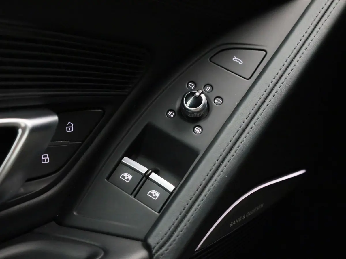 5.2 FSI quattro 540 PK l Keramische remmen l Carbon interieur/exterieur l Bang & Olufsen Sound System l Uitlaatsysteem (met sound engineering) l Elektrisch bedienbare voorstoelen l Achteruit