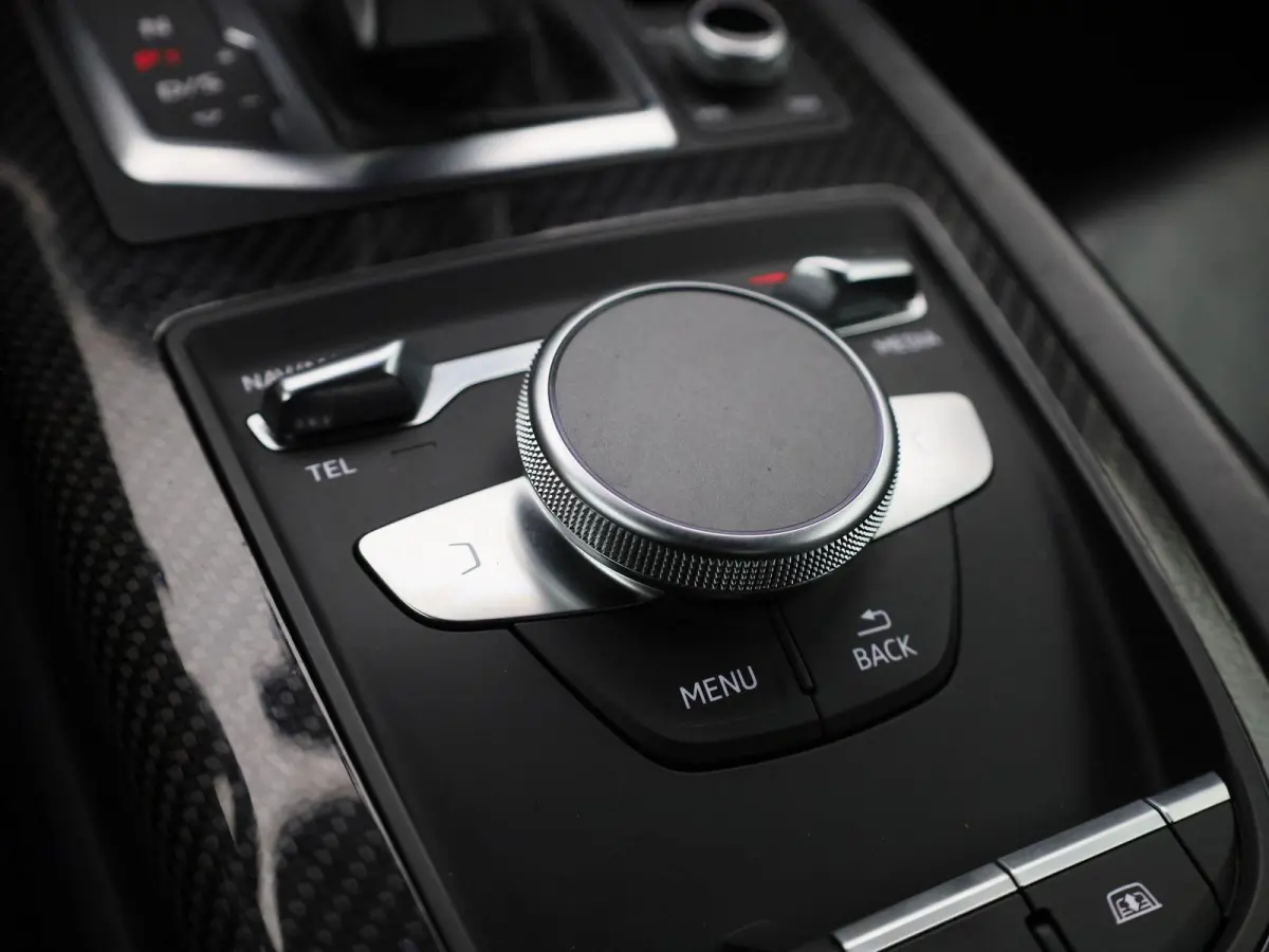 5.2 FSI quattro 540 PK l Keramische remmen l Carbon interieur/exterieur l Bang & Olufsen Sound System l Uitlaatsysteem (met sound engineering) l Elektrisch bedienbare voorstoelen l Achteruit