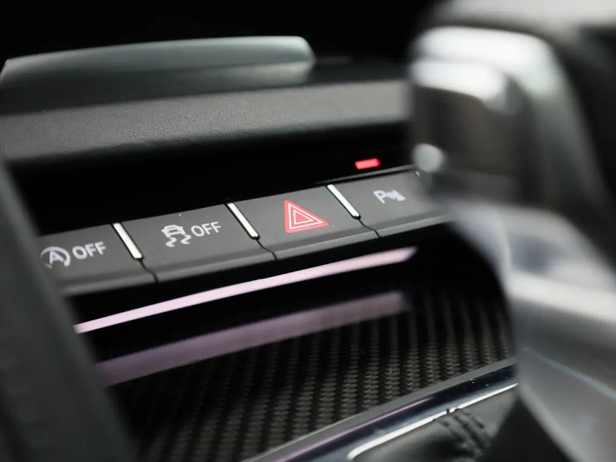 5.2 FSI quattro 540 PK l Keramische remmen l Carbon interieur/exterieur l Bang & Olufsen Sound System l Uitlaatsysteem (met sound engineering) l Elektrisch bedienbare voorstoelen l Achteruit