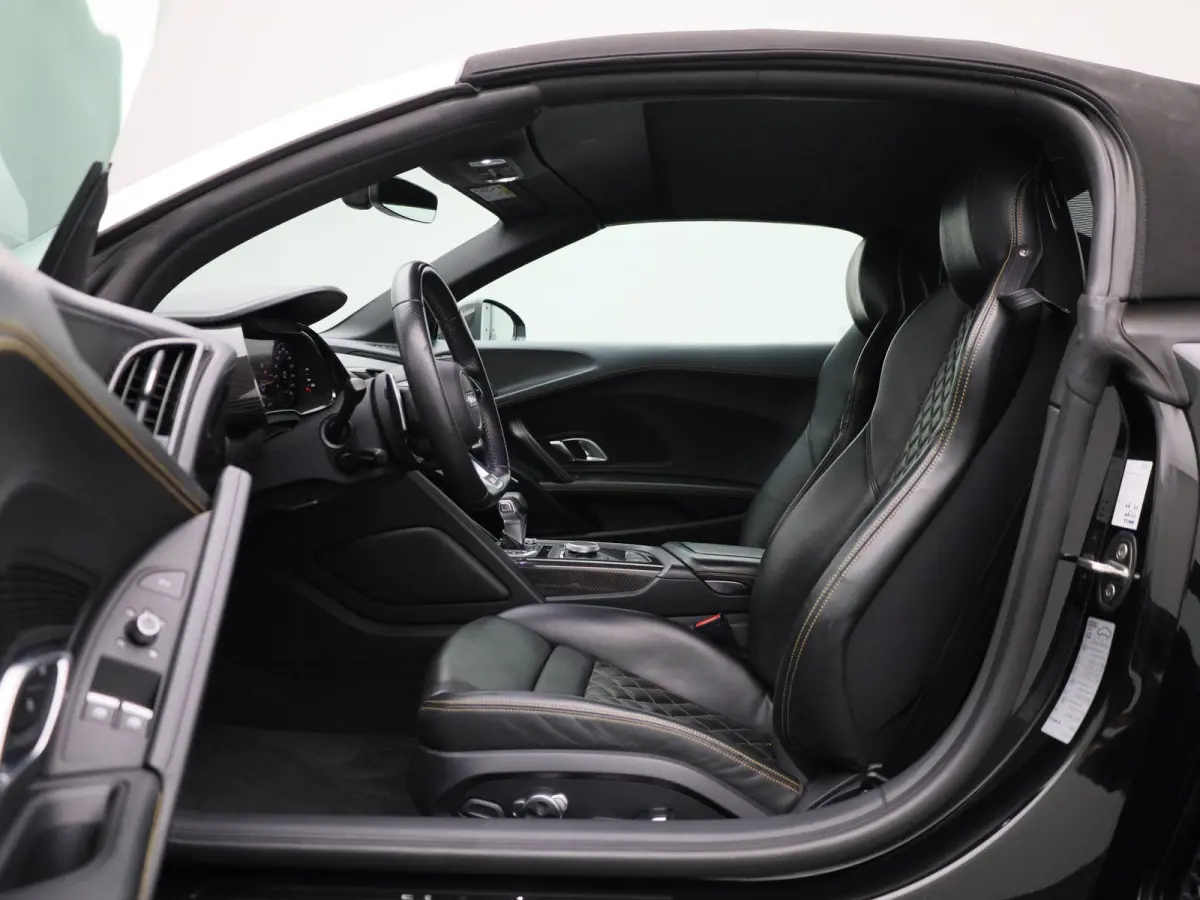 5.2 FSI quattro 540 PK l Keramische remmen l Carbon interieur/exterieur l Bang & Olufsen Sound System l Uitlaatsysteem (met sound engineering) l Elektrisch bedienbare voorstoelen l Achteruit