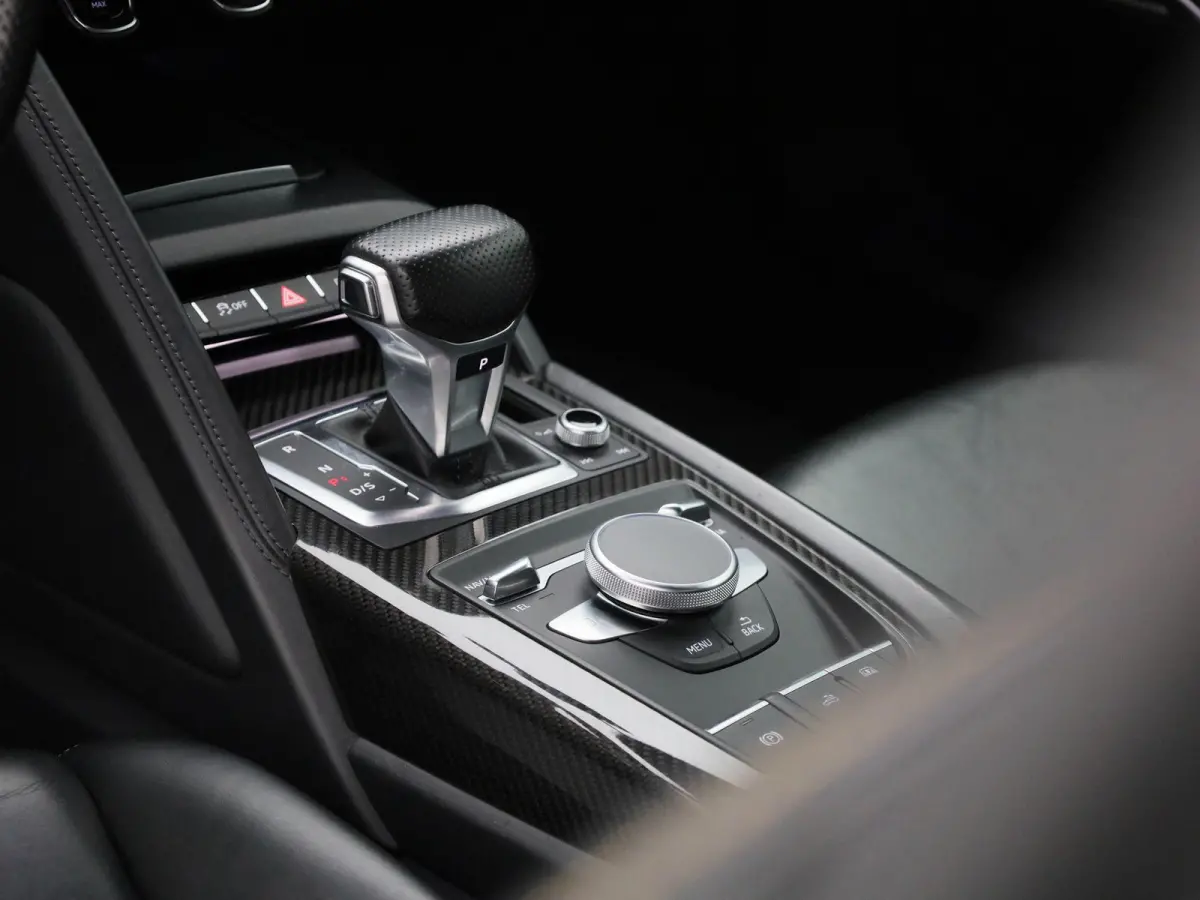 5.2 FSI quattro 540 PK l Keramische remmen l Carbon interieur/exterieur l Bang & Olufsen Sound System l Uitlaatsysteem (met sound engineering) l Elektrisch bedienbare voorstoelen l Achteruit