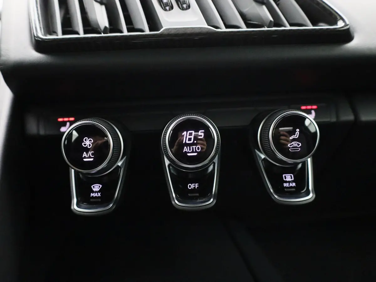 5.2 FSI quattro 540 PK l Keramische remmen l Carbon interieur/exterieur l Bang & Olufsen Sound System l Uitlaatsysteem (met sound engineering) l Elektrisch bedienbare voorstoelen l Achteruit