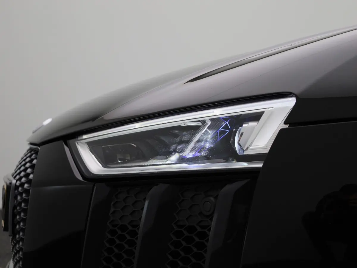 5.2 FSI quattro 540 PK l Keramische remmen l Carbon interieur/exterieur l Bang & Olufsen Sound System l Uitlaatsysteem (met sound engineering) l Elektrisch bedienbare voorstoelen l Achteruit