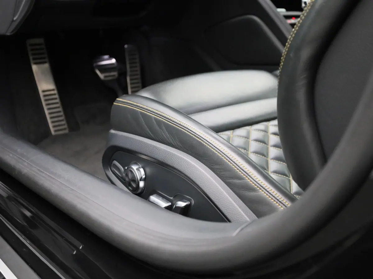 5.2 FSI quattro 540 PK l Keramische remmen l Carbon interieur/exterieur l Bang & Olufsen Sound System l Uitlaatsysteem (met sound engineering) l Elektrisch bedienbare voorstoelen l Achteruit