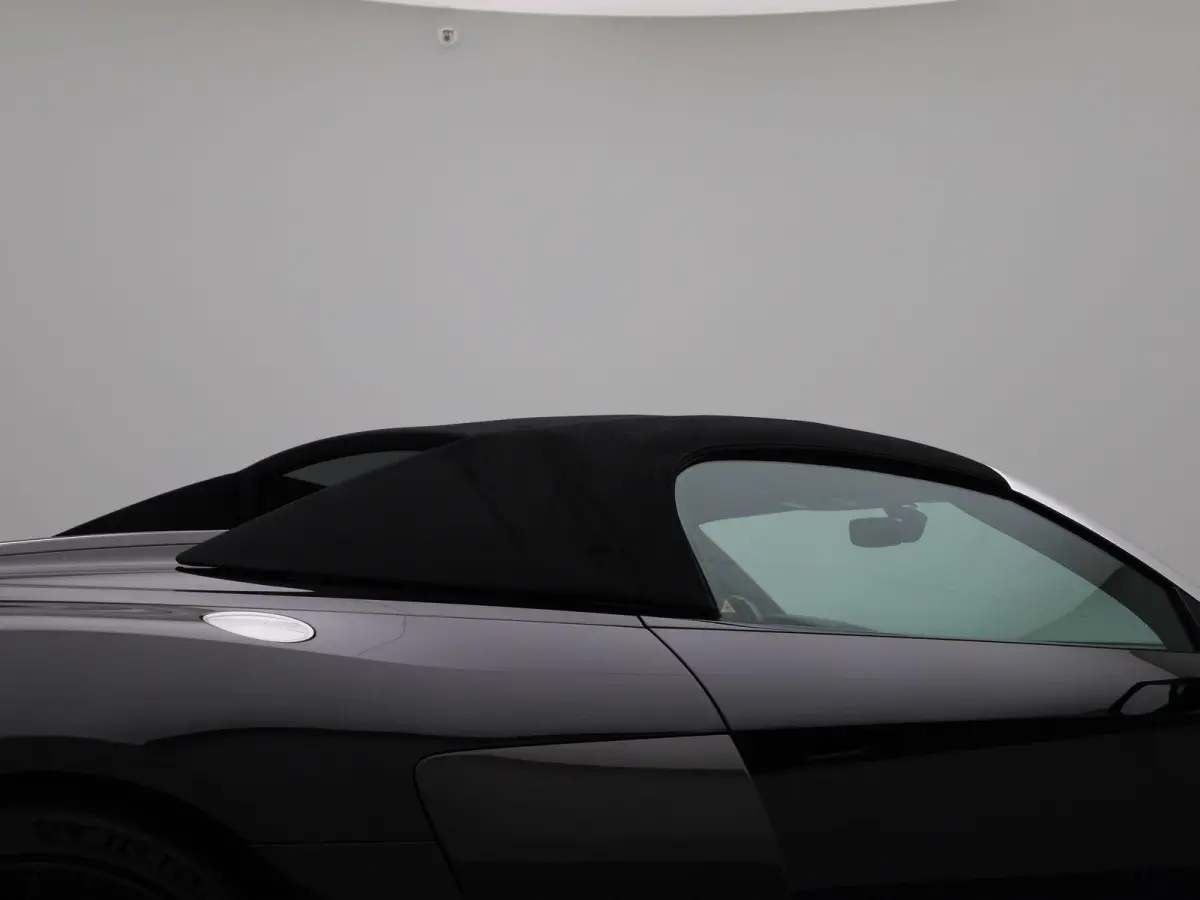 5.2 FSI quattro 540 PK l Keramische remmen l Carbon interieur/exterieur l Bang & Olufsen Sound System l Uitlaatsysteem (met sound engineering) l Elektrisch bedienbare voorstoelen l Achteruit