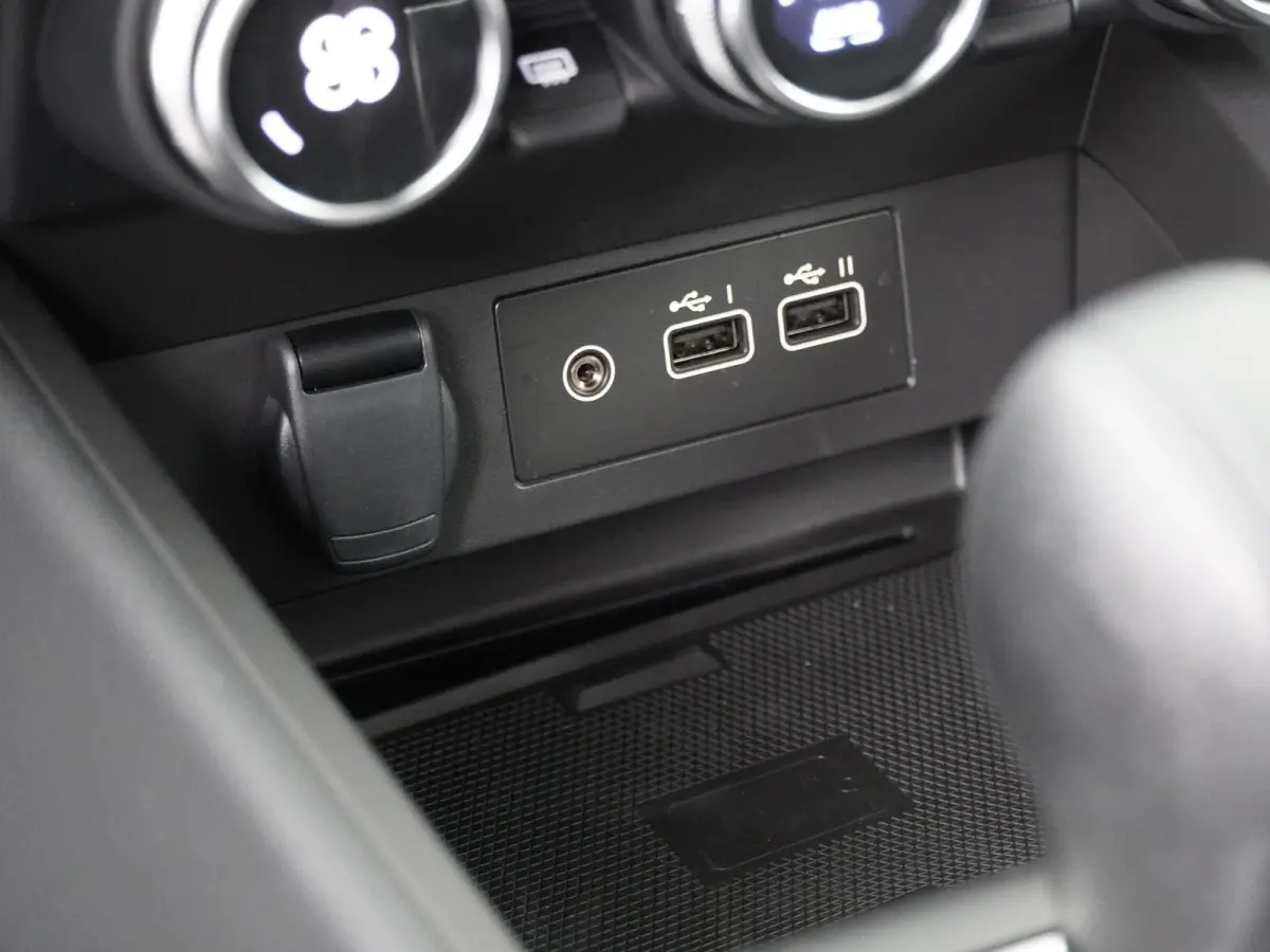 1.6 HEV Intense | € 6.600,- korting!| Automaat | 143 pk | 8 jaar Fabrieksgarantie | Parkeercamera | Apple Carplay & Android