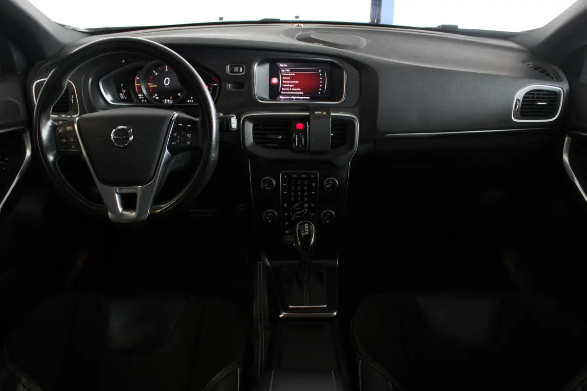 2.0 D3 R-Design Polar+ Trekhaak | Pano | Harman/Kardon | Alcantara | Camera | Keyless | Stoelverw. | 17" LMV | PDC V+A