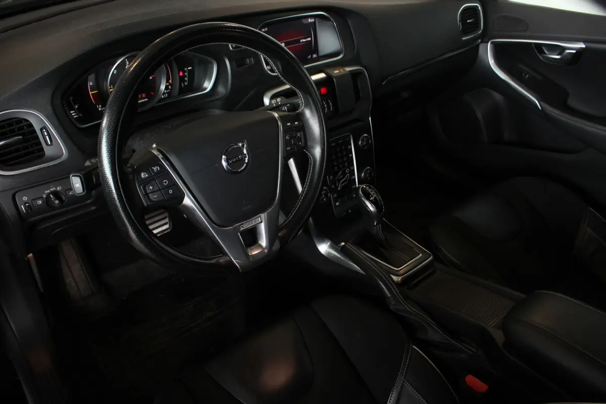 2.0 D3 R-Design Polar+ Trekhaak | Pano | Harman/Kardon | Alcantara | Camera | Keyless | Stoelverw. | 17" LMV | PDC V+A