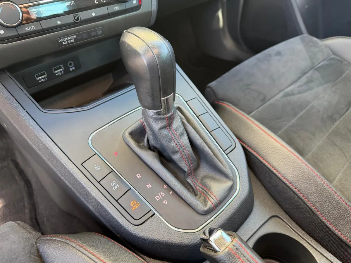 1.0 TSI FR/AUTOM/STOELV/PANO/ACC/CARPLAY/APK
