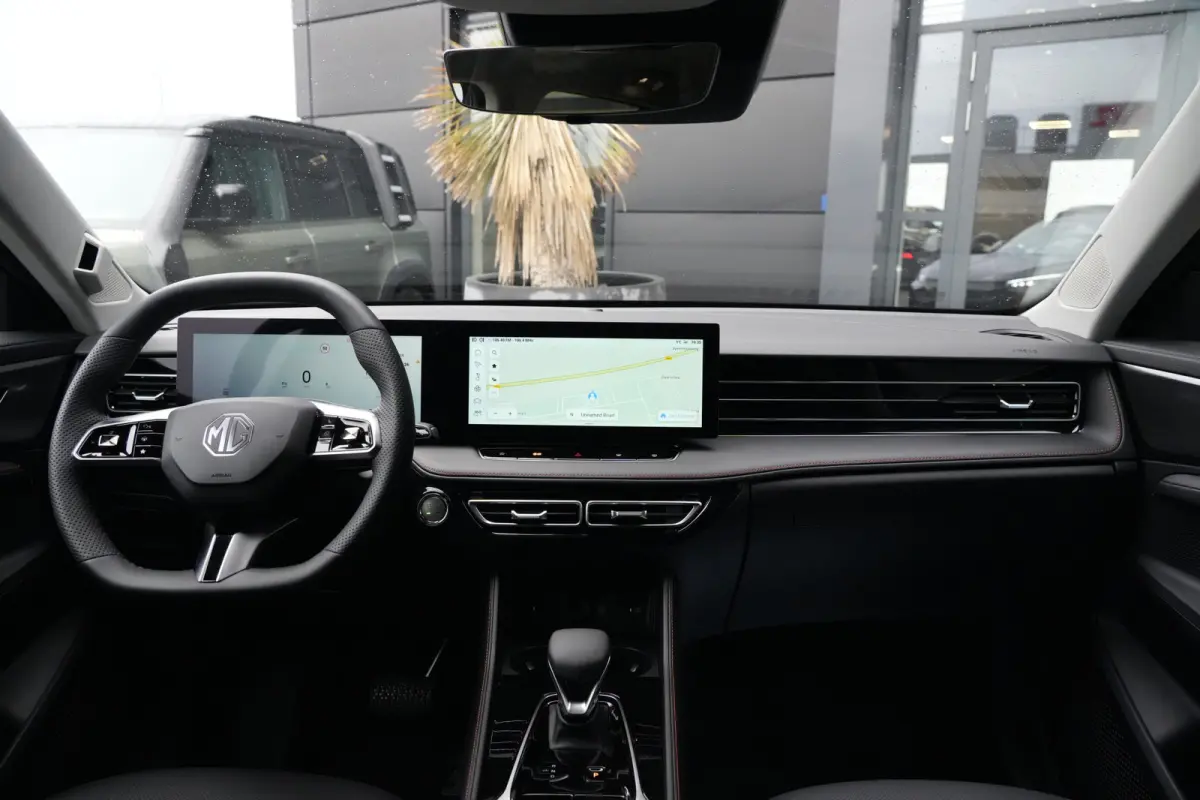 1.5 Plug-in Hybrid Luxury | 272 PK | Navigatie | 360° Camera | Stoelverwarming | Keyless | MG HS PHEV 1.5 Plug-in Hybrid Luxury 272 PK met plug-in hybride aandrijving, lederen bekleding, na
