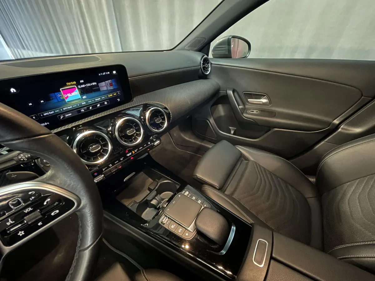250 e 17"/Dodehoek/Camera/PDC v+a/Apple Carplay & Android Auto/DAB/Navigatie/Climate
