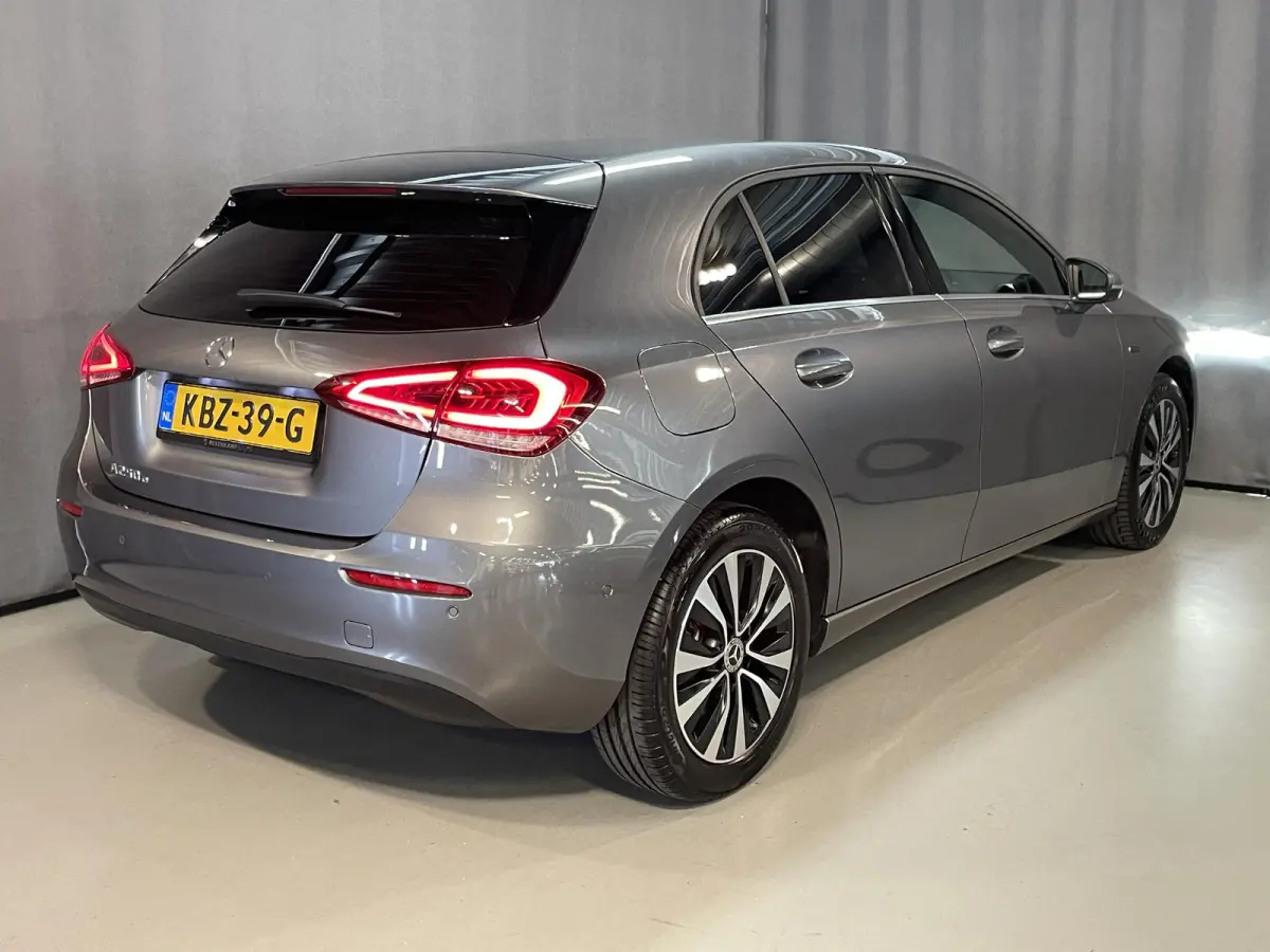 250 e 17"/Dodehoek/Camera/PDC v+a/Apple Carplay & Android Auto/DAB/Navigatie/Climate