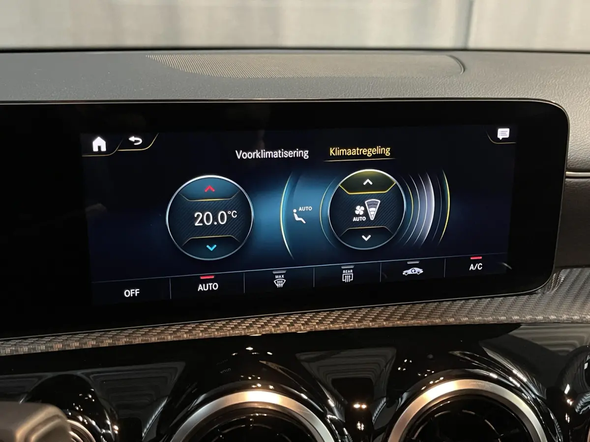 250 e 17"/Dodehoek/Camera/PDC v+a/Apple Carplay & Android Auto/DAB/Navigatie/Climate