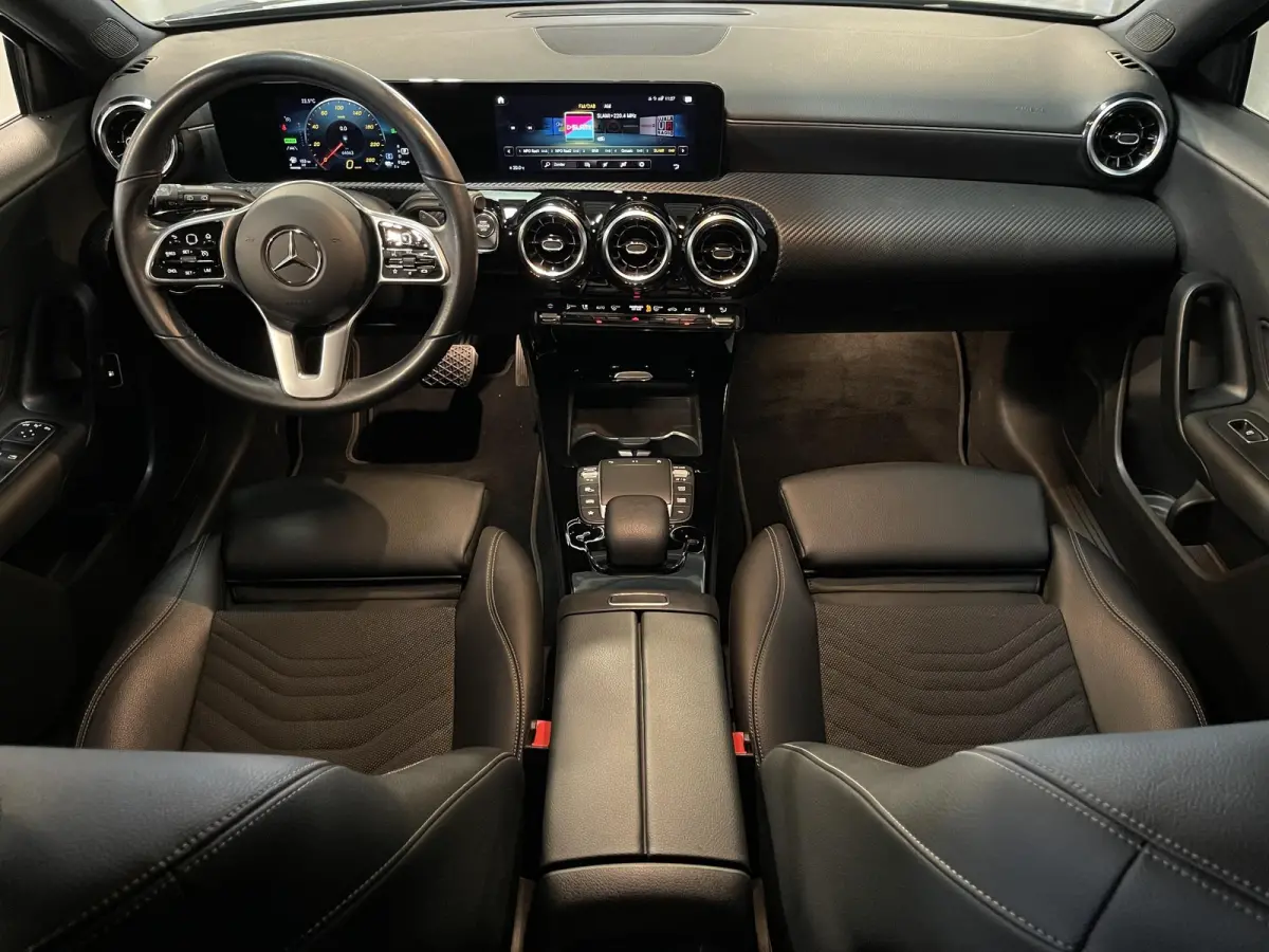 250 e 17"/Dodehoek/Camera/PDC v+a/Apple Carplay & Android Auto/DAB/Navigatie/Climate
