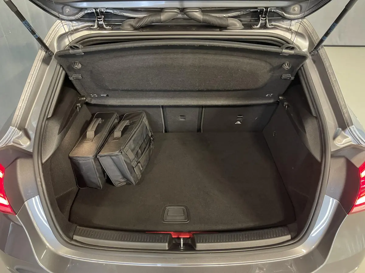 250 e 17"/Dodehoek/Camera/PDC v+a/Apple Carplay & Android Auto/DAB/Navigatie/Climate