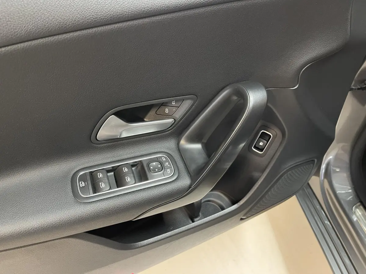 250 e 17"/Dodehoek/Camera/PDC v+a/Apple Carplay & Android Auto/DAB/Navigatie/Climate