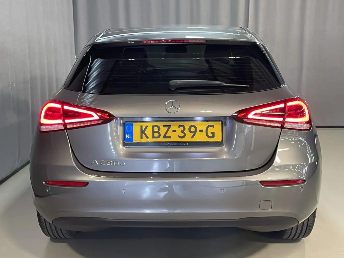 250 e 17"/Dodehoek/Camera/PDC v+a/Apple Carplay & Android Auto/DAB/Navigatie/Climate