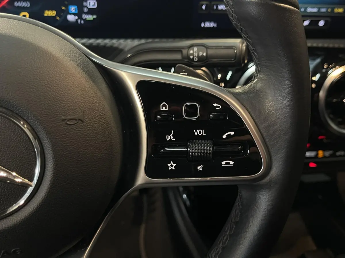 250 e 17"/Dodehoek/Camera/PDC v+a/Apple Carplay & Android Auto/DAB/Navigatie/Climate