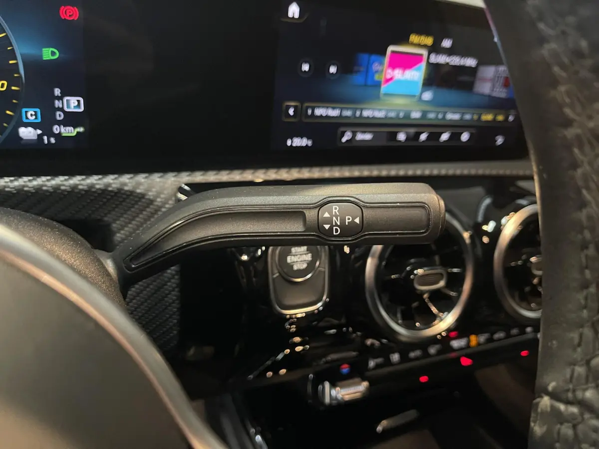 250 e 17"/Dodehoek/Camera/PDC v+a/Apple Carplay & Android Auto/DAB/Navigatie/Climate