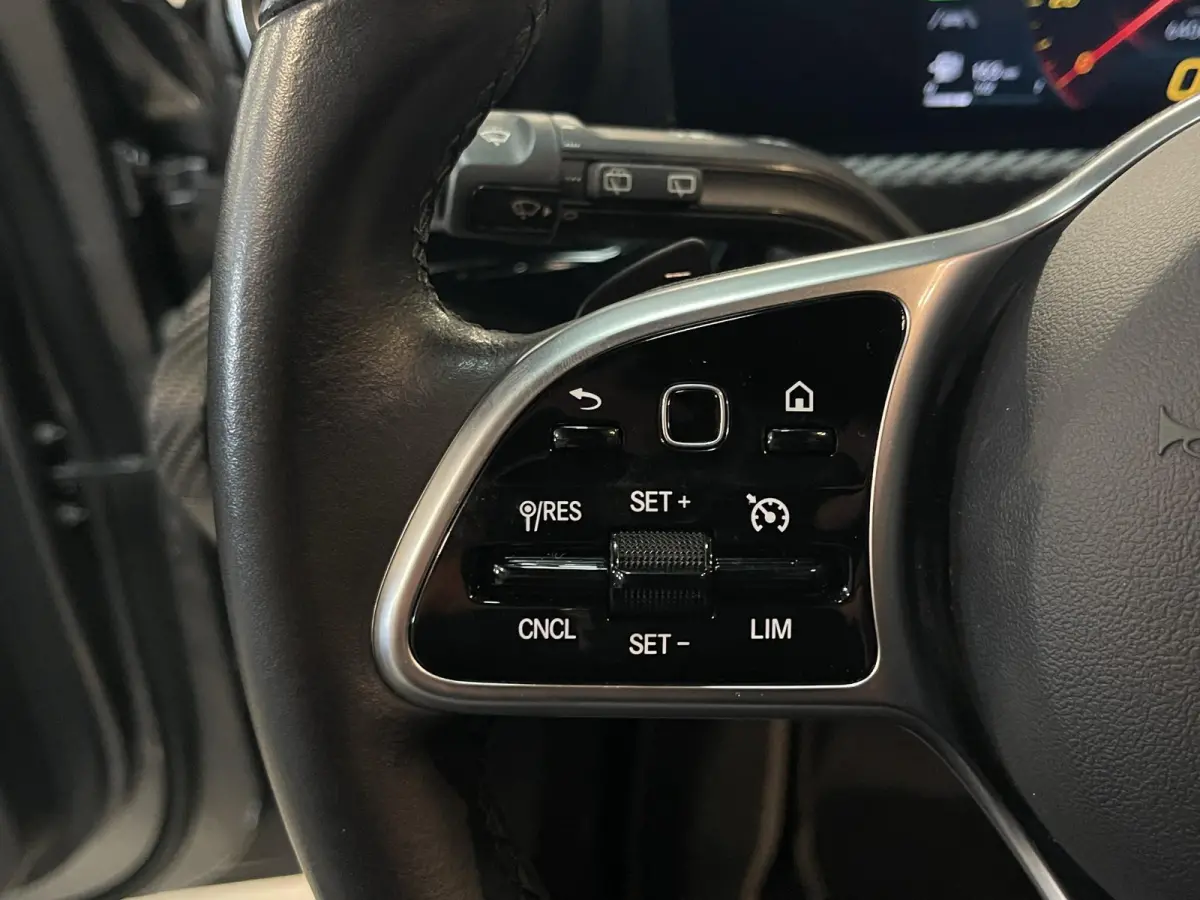 250 e 17"/Dodehoek/Camera/PDC v+a/Apple Carplay & Android Auto/DAB/Navigatie/Climate