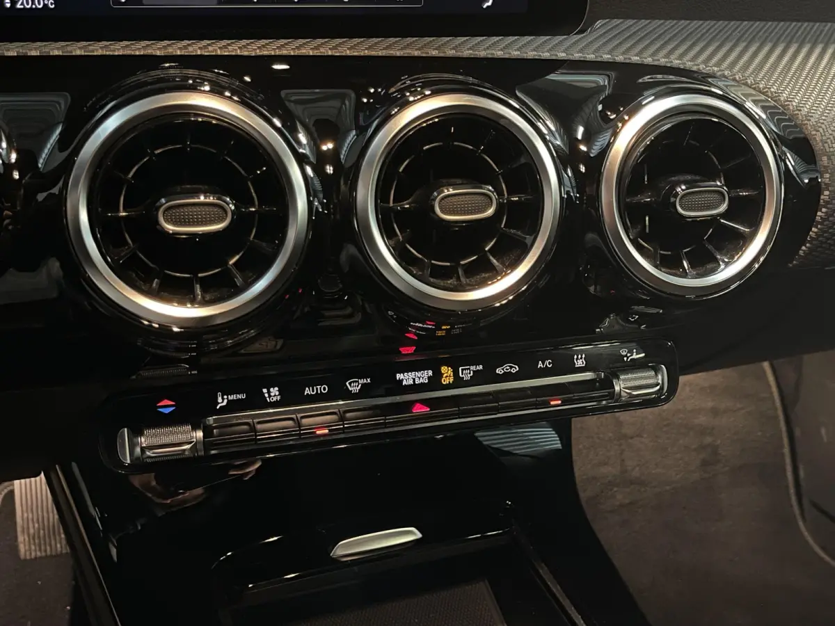 250 e 17"/Dodehoek/Camera/PDC v+a/Apple Carplay & Android Auto/DAB/Navigatie/Climate