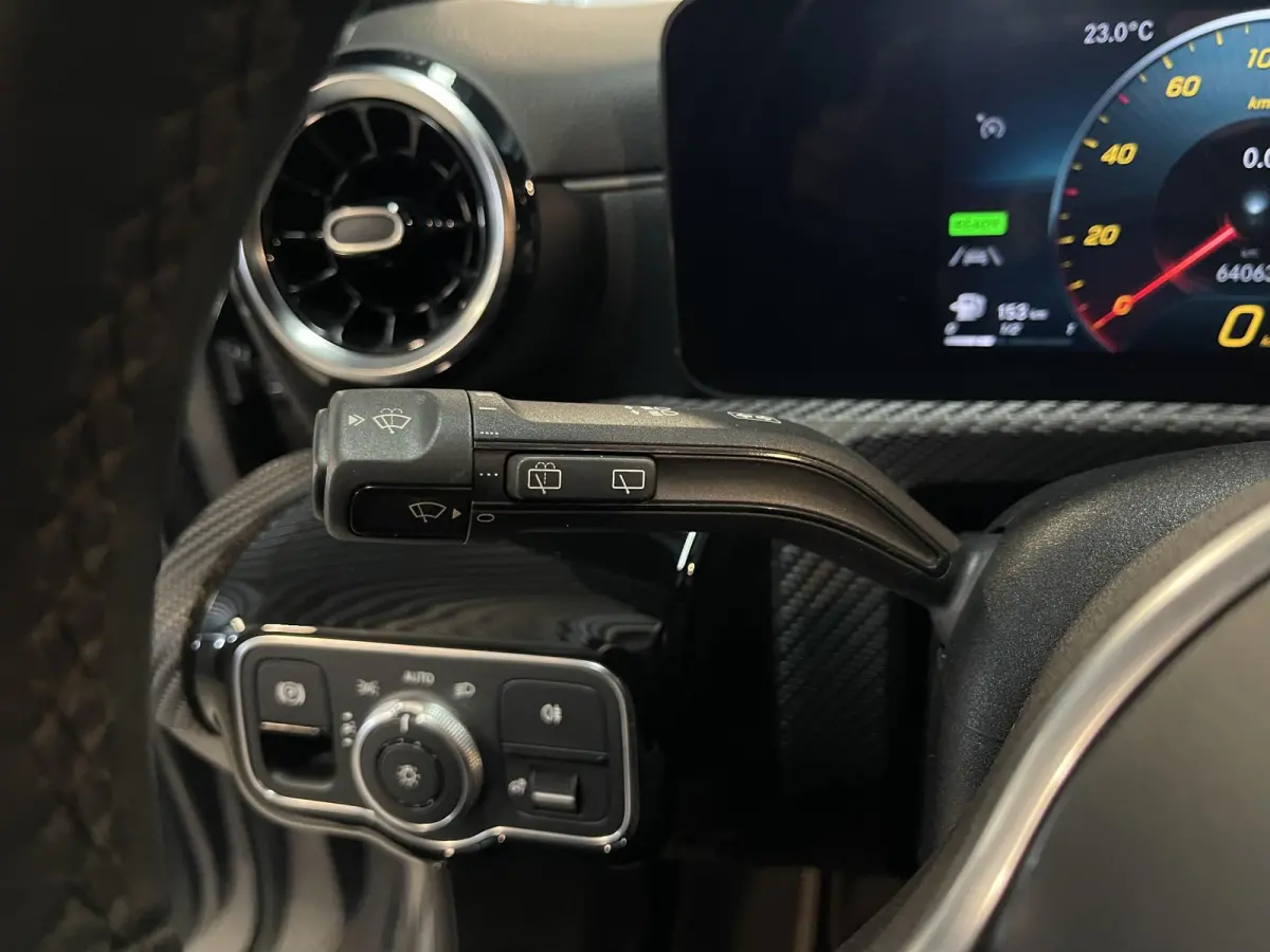 250 e 17"/Dodehoek/Camera/PDC v+a/Apple Carplay & Android Auto/DAB/Navigatie/Climate