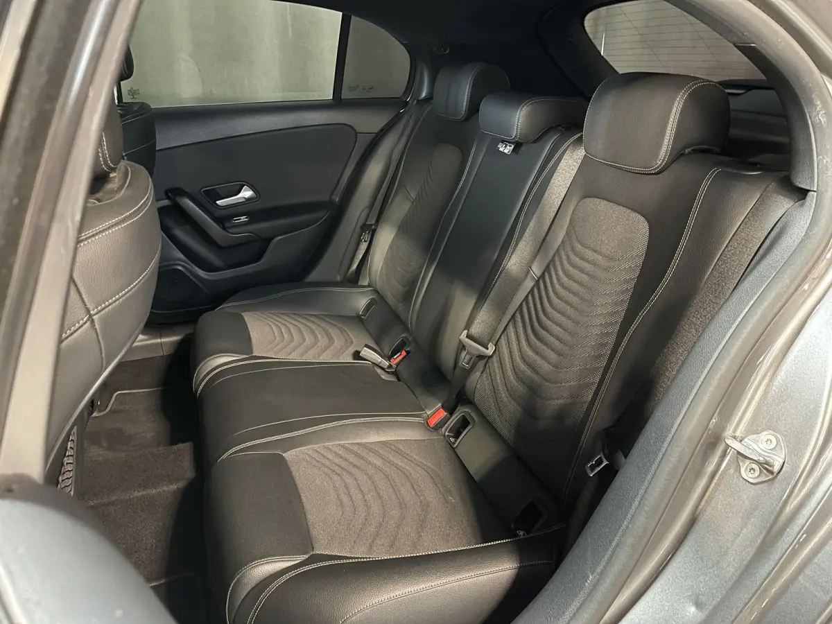 250 e 17"/Dodehoek/Camera/PDC v+a/Apple Carplay & Android Auto/DAB/Navigatie/Climate