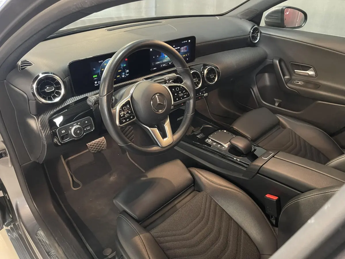 250 e 17"/Dodehoek/Camera/PDC v+a/Apple Carplay & Android Auto/DAB/Navigatie/Climate