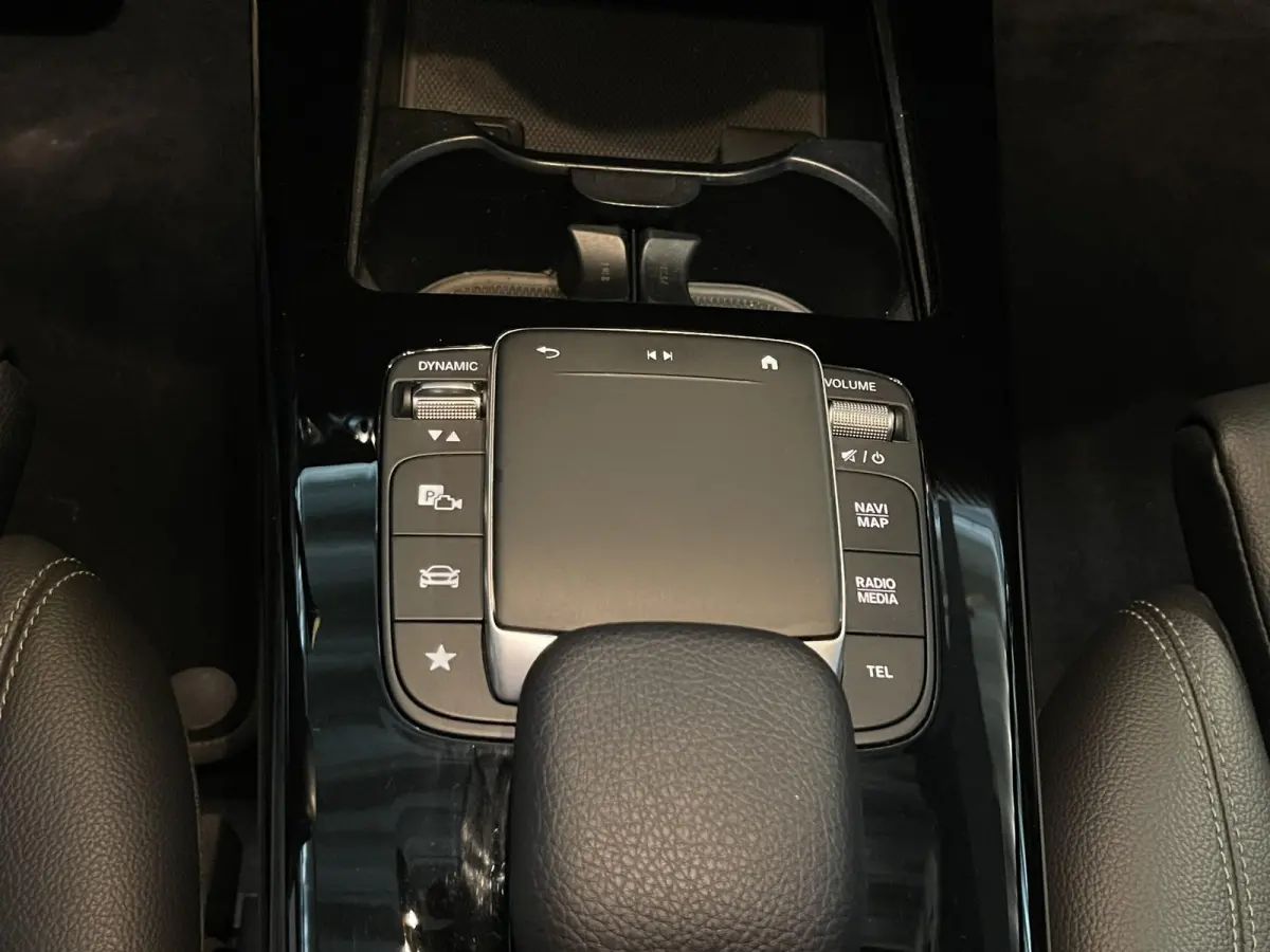 250 e 17"/Dodehoek/Camera/PDC v+a/Apple Carplay & Android Auto/DAB/Navigatie/Climate