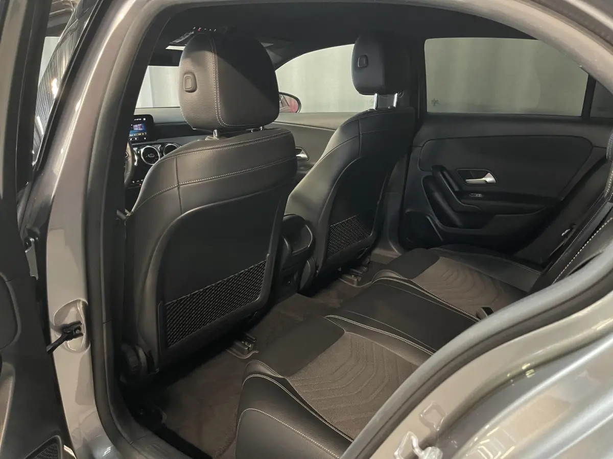 250 e 17"/Dodehoek/Camera/PDC v+a/Apple Carplay & Android Auto/DAB/Navigatie/Climate
