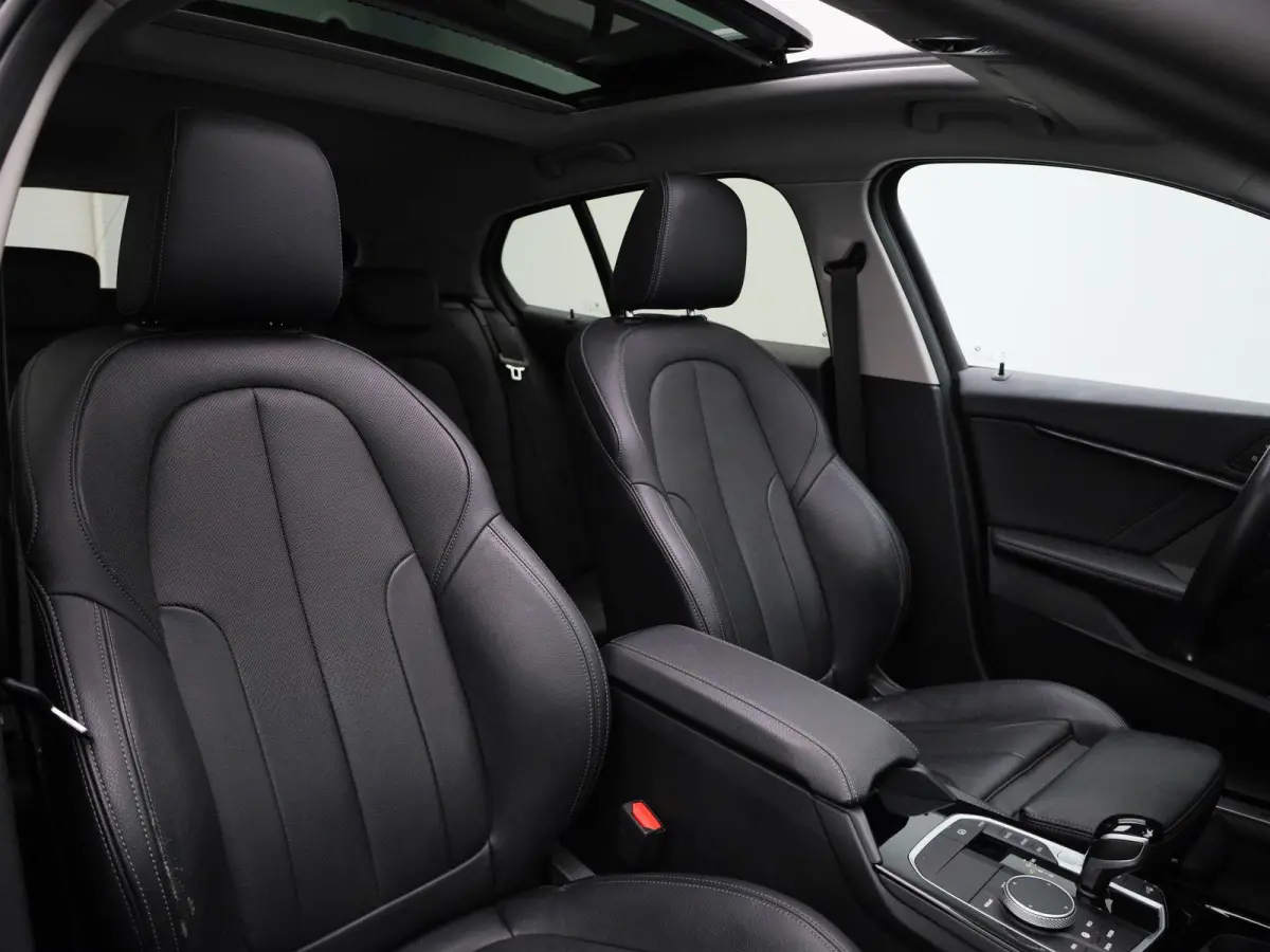 Hatch 118i Automaat | Panoramadak | Leder | Camera | Harman Kardon | Navigatie