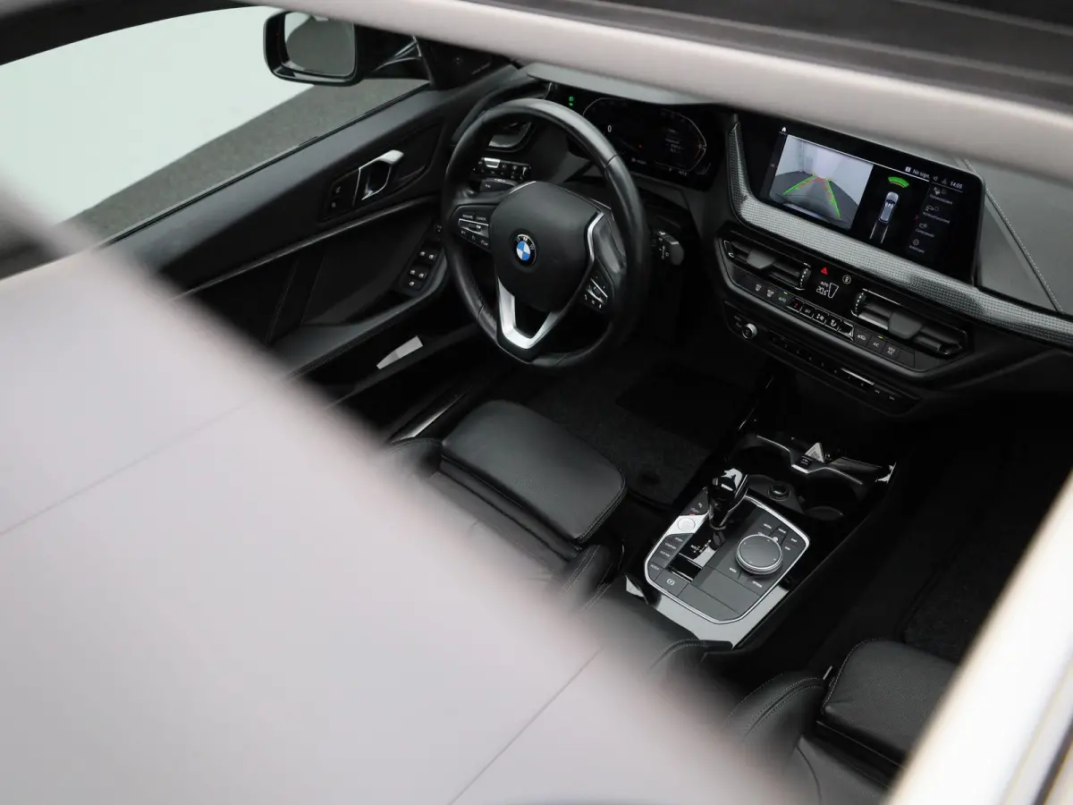 Hatch 118i Automaat | Panoramadak | Leder | Camera | Harman Kardon | Navigatie