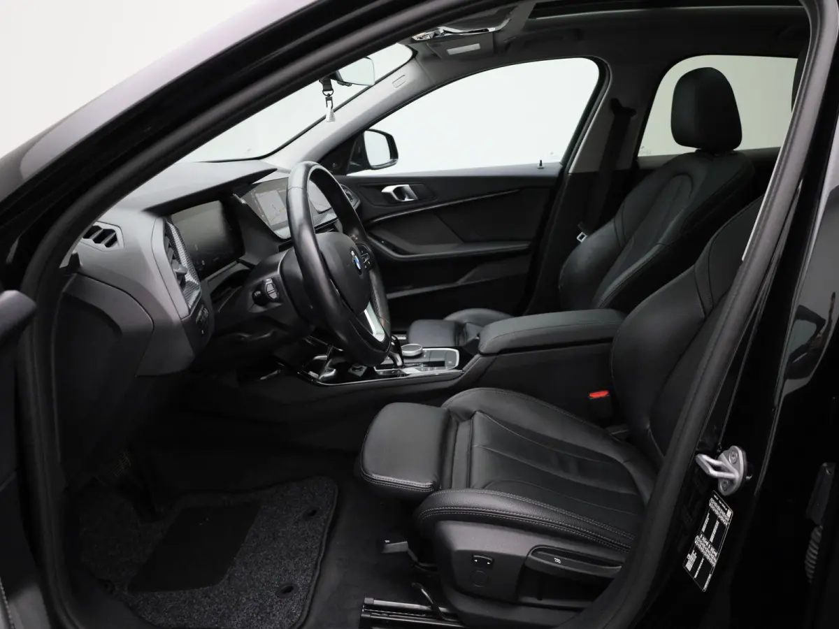 Hatch 118i Automaat | Panoramadak | Leder | Camera | Harman Kardon | Navigatie
