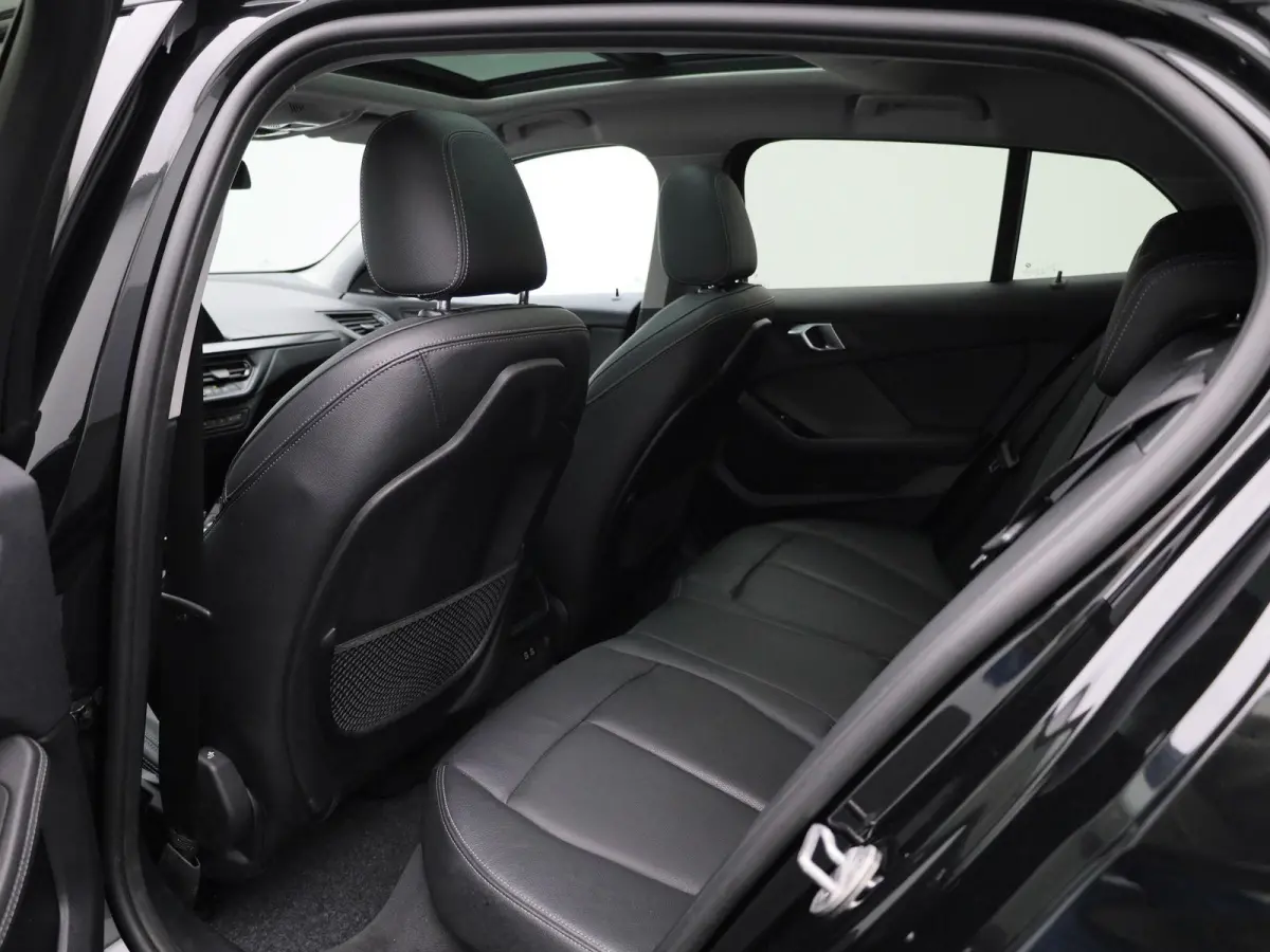 Hatch 118i Automaat | Panoramadak | Leder | Camera | Harman Kardon | Navigatie