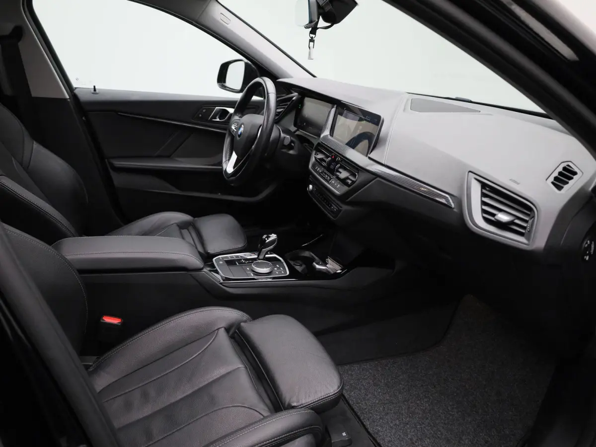 Hatch 118i Automaat | Panoramadak | Leder | Camera | Harman Kardon | Navigatie
