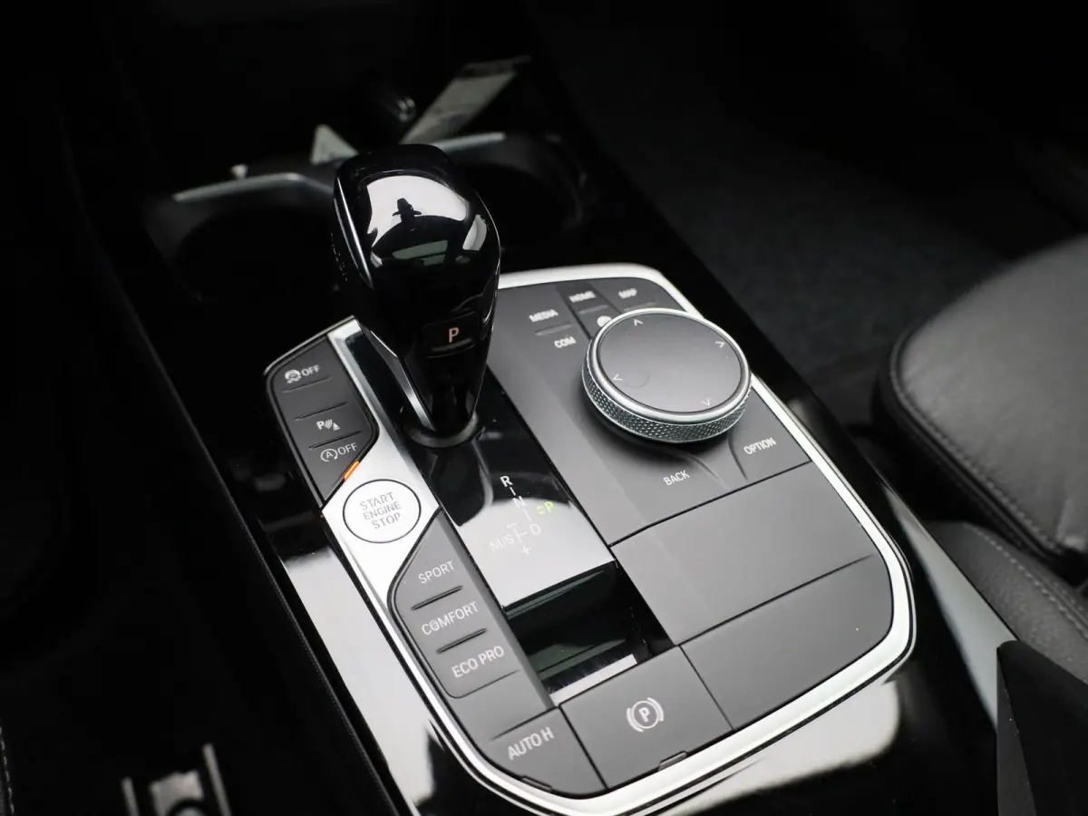 Hatch 118i Automaat | Panoramadak | Leder | Camera | Harman Kardon | Navigatie
