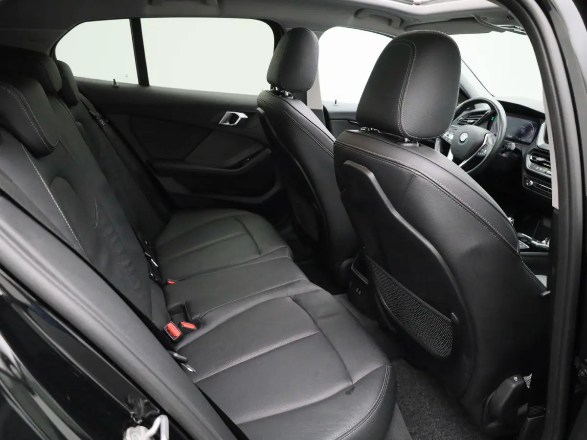 Hatch 118i Automaat | Panoramadak | Leder | Camera | Harman Kardon | Navigatie