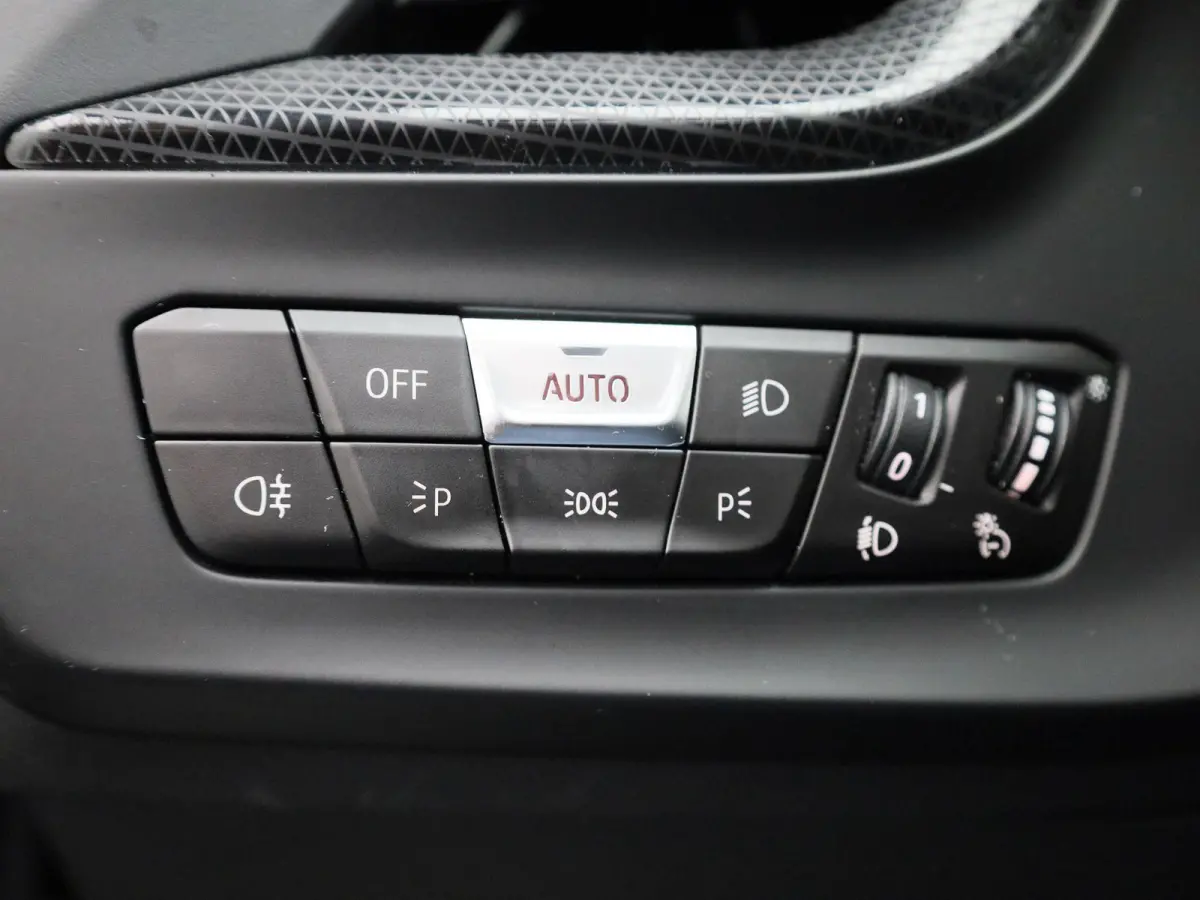 Hatch 118i Automaat | Panoramadak | Leder | Camera | Harman Kardon | Navigatie