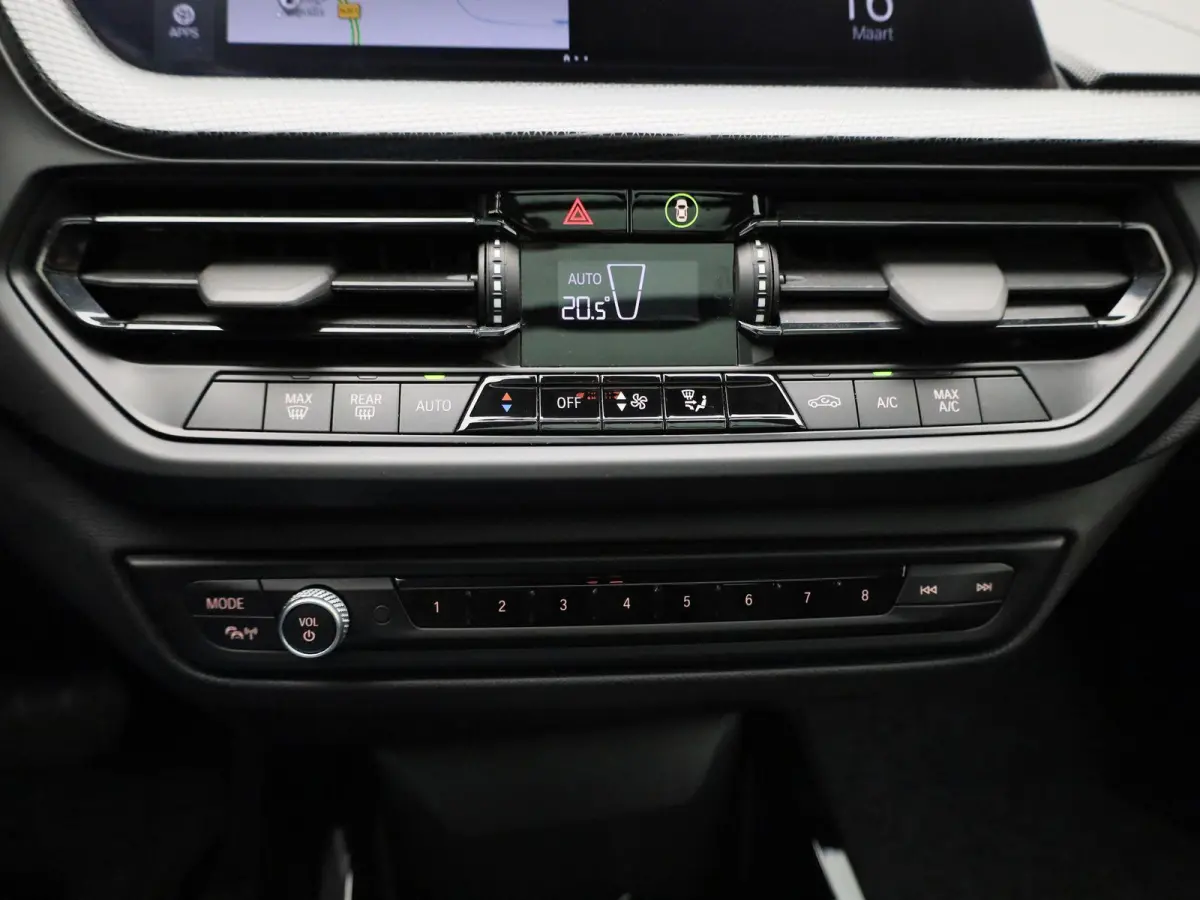 Hatch 118i Automaat | Panoramadak | Leder | Camera | Harman Kardon | Navigatie