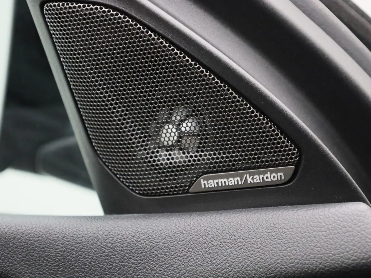 Hatch 118i Automaat | Panoramadak | Leder | Camera | Harman Kardon | Navigatie