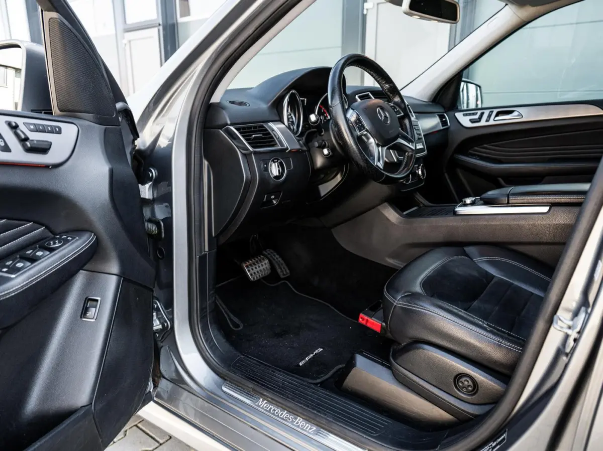 ML 350 BlueTec AMG Grijs Kenteken Panorama Trekhaak 3500KG Distronic Xenon Luchtvering