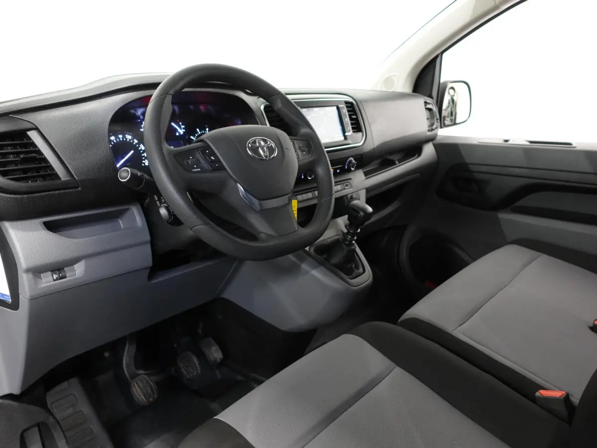1.5 D-4D Navigator Long L3H1 9persoons PERSONENBUS Navigatie Parkeersensoren Carplay Cruise Control DAB
