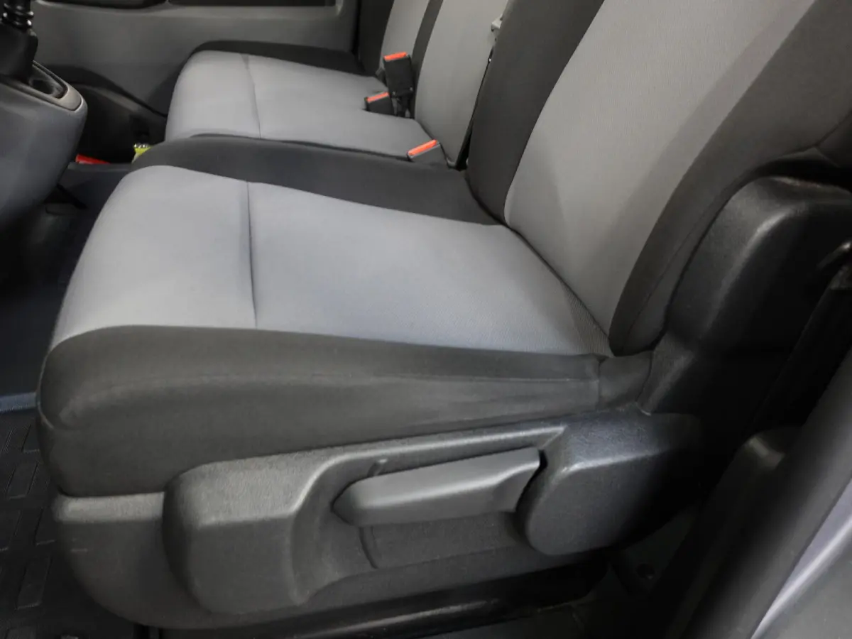 1.5 D-4D Navigator Long L3H1 9persoons PERSONENBUS Navigatie Parkeersensoren Carplay Cruise Control DAB