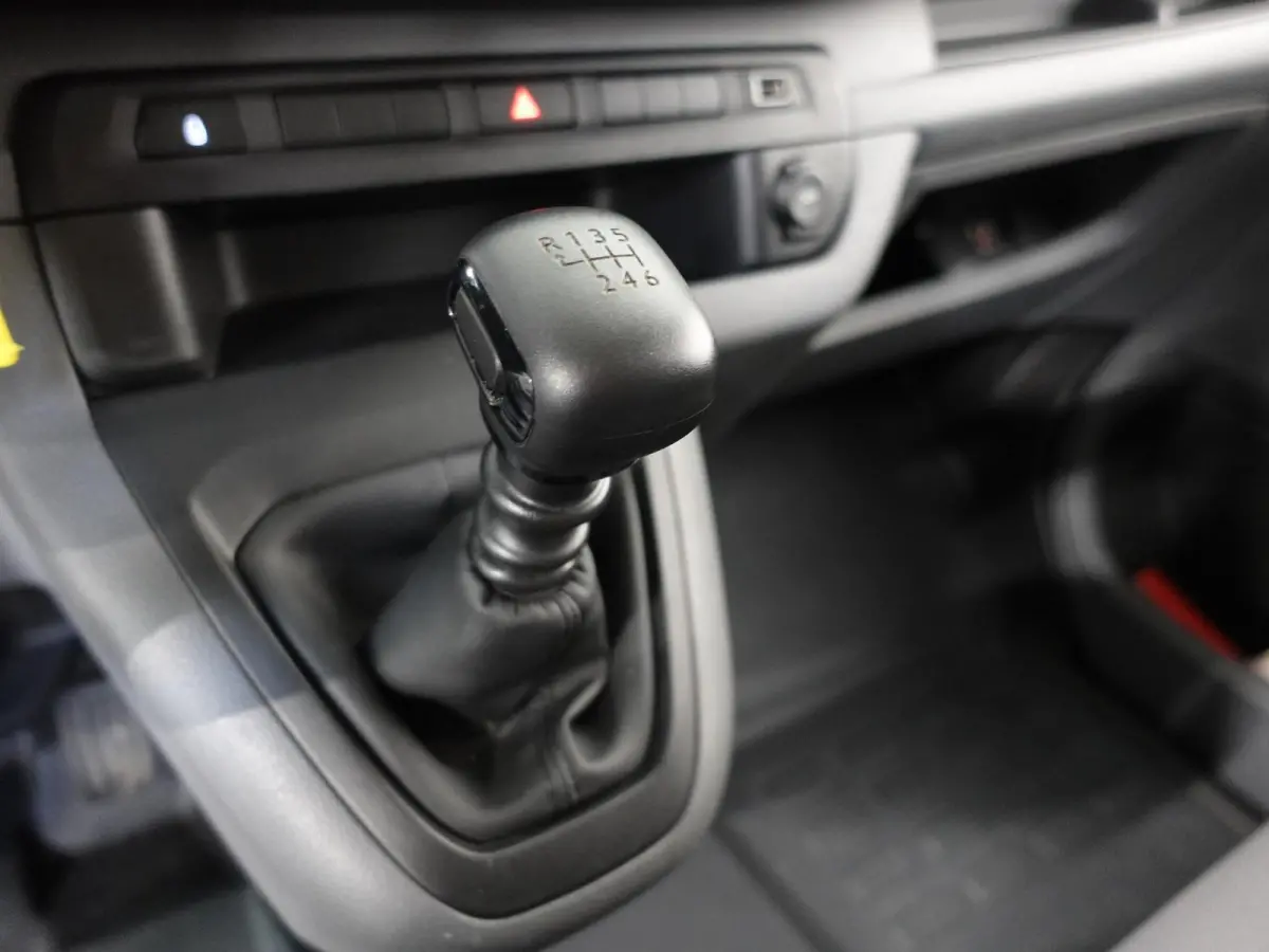 1.5 D-4D Navigator Long L3H1 9persoons PERSONENBUS Navigatie Parkeersensoren Carplay Cruise Control DAB