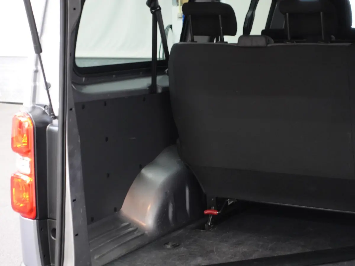 1.5 D-4D Navigator Long L3H1 9persoons PERSONENBUS Navigatie Parkeersensoren Carplay Cruise Control DAB