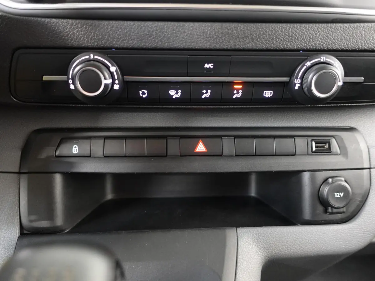 1.5 D-4D Navigator Long L3H1 9persoons PERSONENBUS Navigatie Parkeersensoren Carplay Cruise Control DAB