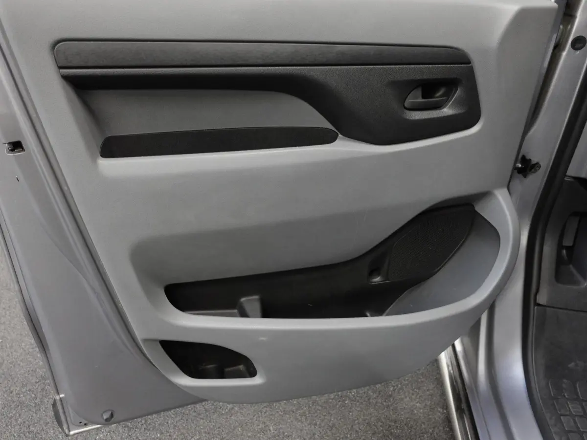 1.5 D-4D Navigator Long L3H1 9persoons PERSONENBUS Navigatie Parkeersensoren Carplay Cruise Control DAB